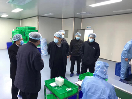 2月9日，高新區領導現場指導防疫物資生產及原材料短缺問題